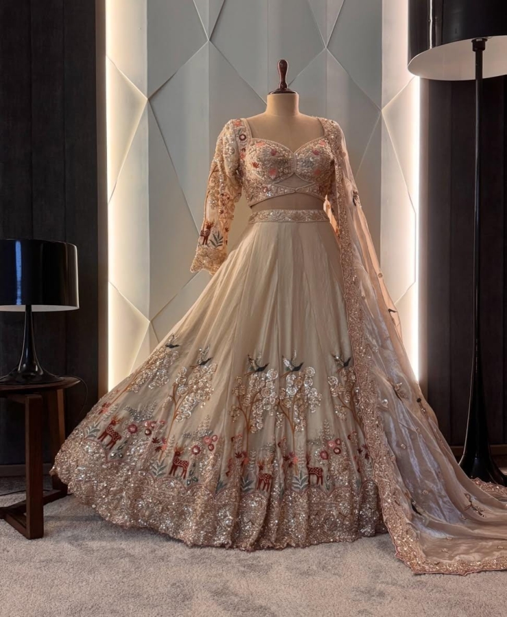 White full sleeves Hiran design lahanga