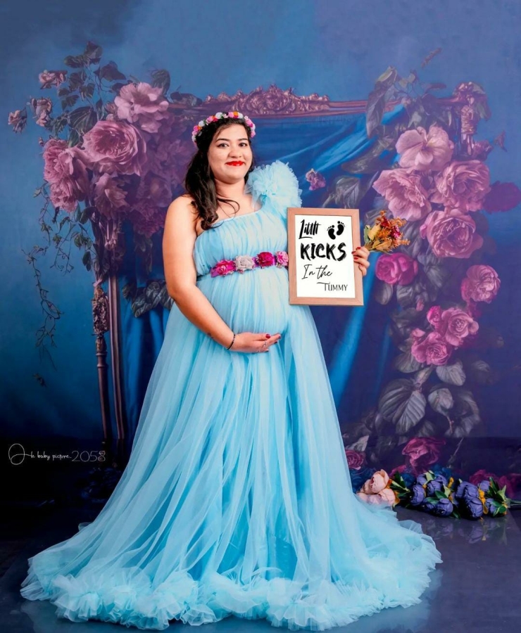 Sky blue net frill gown one side flower